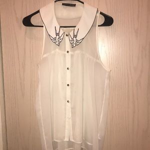 Sleeveless blouse with a detailed collar